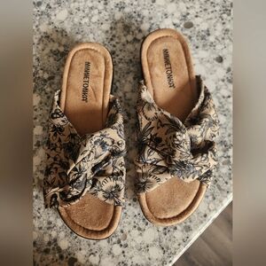 Minnetonka Tan and Black Floral Fabric Criss Cross with Cushioned Comfort Sandal